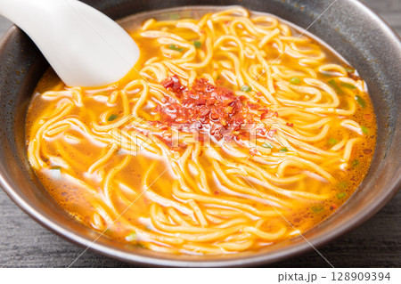 美味しいピリ辛台湾ラーメン 128909394