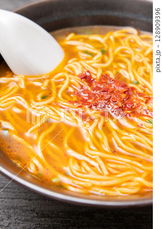 美味しいピリ辛台湾ラーメン 美味しいピリ辛台湾ラーメン 128909396