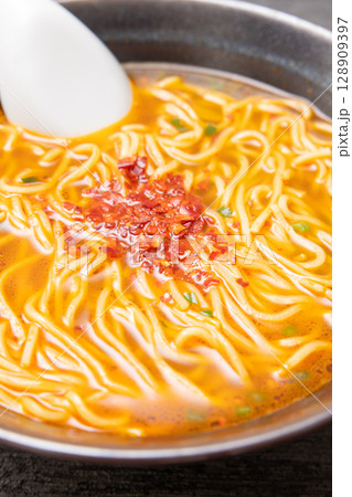 美味しいピリ辛台湾ラーメン 美味しいピリ辛台湾ラーメン 128909397