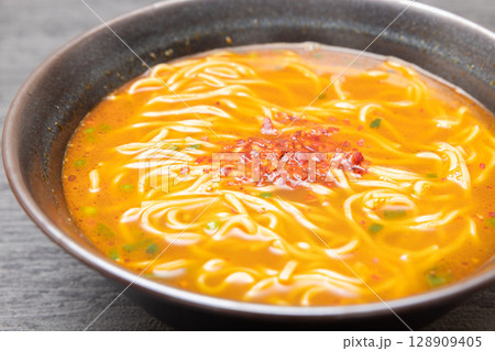 美味しいピリ辛台湾ラーメン 128909405