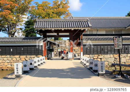 松本城太鼓門紅葉 128909765