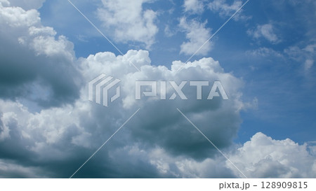 A Beautiful and Captivating Cloudy Sky Showcasing Dynamic and Mesmerizing Cloud Patterns 128909815