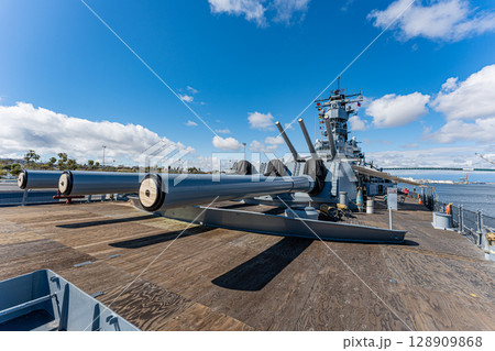 アメリカ　青空と記念艦の戦艦アイオワ　ロサンゼルス 128909868