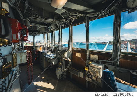 アメリカ　青空と記念艦の戦艦アイオワ　ロサンゼルス 128909869