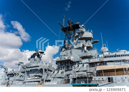 アメリカ　青空と記念艦の戦艦アイオワ　ロサンゼルス 128909871