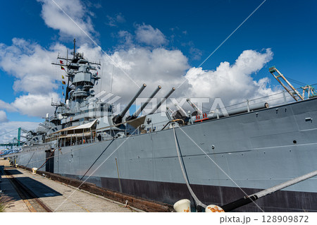 アメリカ　青空と記念艦の戦艦アイオワ　ロサンゼルス 128909872