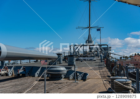 アメリカ　青空と記念艦の戦艦アイオワ　ロサンゼルス 128909875