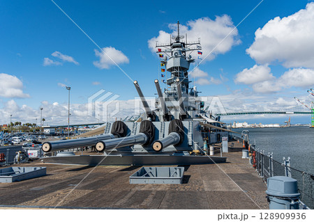 アメリカ　青空と記念艦の戦艦アイオワ　ロサンゼルス 128909936