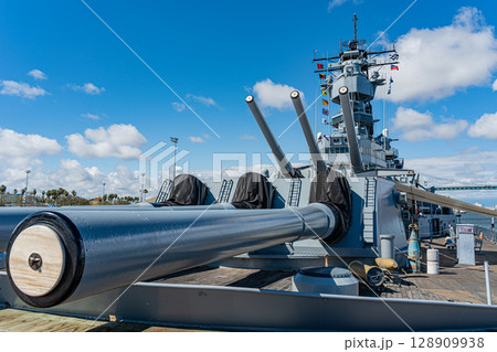 アメリカ　青空と記念艦の戦艦アイオワ　ロサンゼルス 128909938