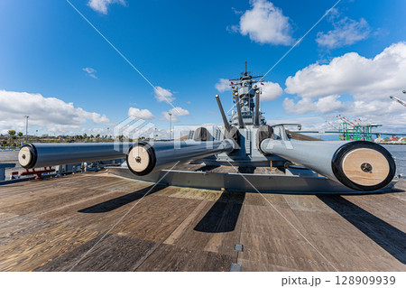 アメリカ　青空と記念艦の戦艦アイオワ　ロサンゼルス 128909939