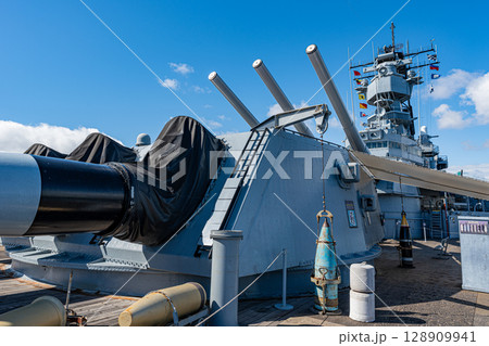 アメリカ　青空と記念艦の戦艦アイオワ　ロサンゼルス 128909941