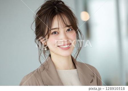 やさしい笑顔の若手女性ビジネスパーソン　信頼感あるポートレート素材 128910318
