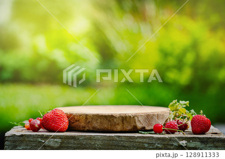 Empty wooden podium 128911333