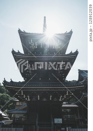 [水間寺]高くそびえ立つ三重塔 128912039