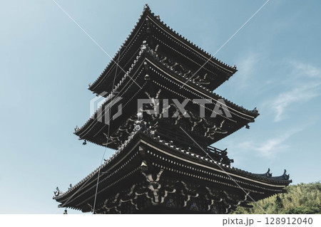 [水間寺]高くそびえ立つ三重塔 128912040