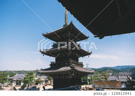[水間寺]高くそびえ立つ三重塔 128912041