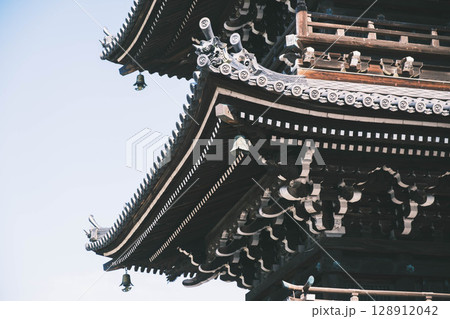 [水間寺]高くそびえ立つ三重塔 128912042