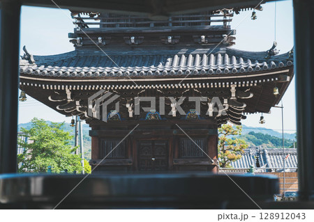 [水間寺]高くそびえ立つ三重塔 128912043