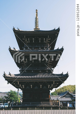 [水間寺]高くそびえ立つ三重塔 128912044