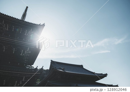 [水間寺]太陽の光が眩しい歴史的なお寺の風景 128912046