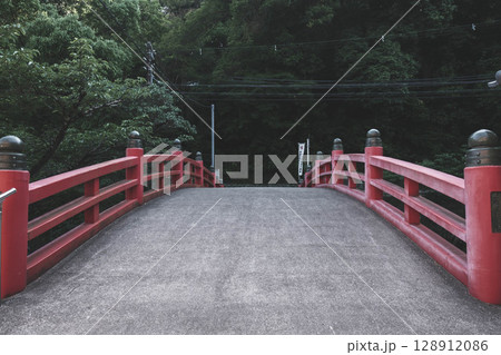 [水間寺]朱色の日本らしい橋 128912086