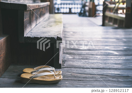 [水間寺]お寺の境内に置かれた下駄 128912117