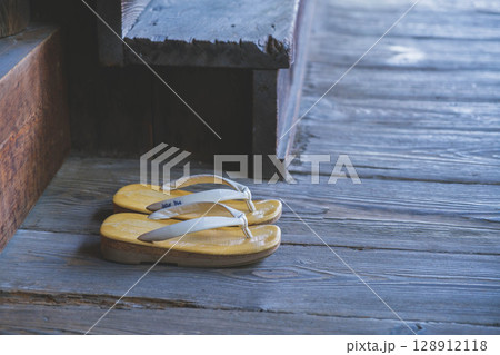 [水間寺]お寺の境内に置かれた下駄 128912118