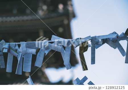 [水間寺]おみくじが括り付けられた風景 128912125