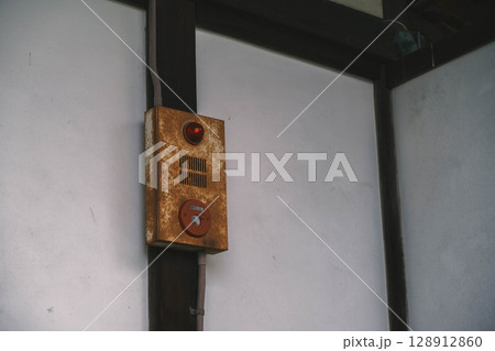 [乙訓寺]京都　錆びれた火災報知器 128912860