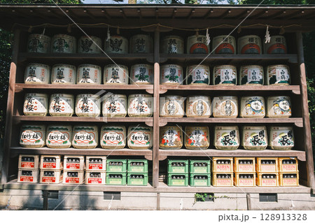 [長岡天満宮]京都　空の酒樽が飾られた風景 128913328