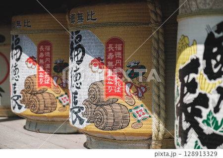 [長岡天満宮]京都　空の酒樽が飾られた風景 128913329