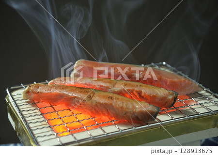 煙りの立ち昇る七輪で鮭を焼く 煙りの立ち昇る七輪で鮭を焼く 128913675