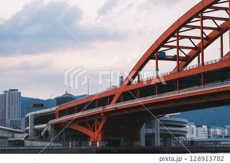 [ポートアイランド]兵庫　神戸大橋の夜景 128913782