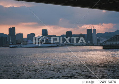 [ポートアイランド]神戸の港町の夜景 128913870