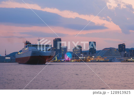 [ポートアイランド]美しい夕日の中、大型客船が出港する風景 128913925