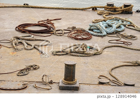 艀にロープとチェーン 艀にロープとチェーン 128914046