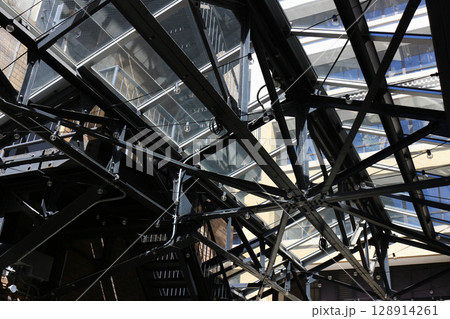黒く塗られた鉄骨構造の倉庫とガラス張りの屋根 黒く塗られた鉄骨構造の倉庫とガラス張りの屋根 128914261
