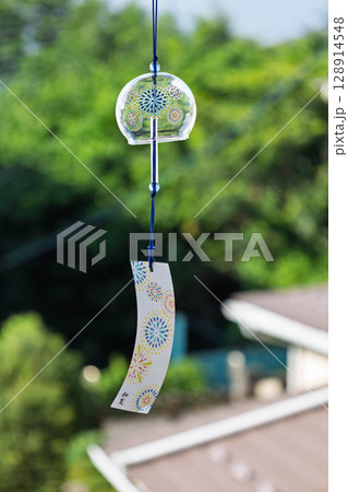 風にそよぐ風鈴 128914548