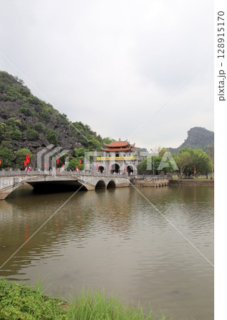 ベトナムの世界遺産ホアルー 128915170