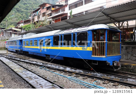 マチュピユとクスコを結ぶペルーレイルの展望車　マチュピチュ駅　南米　ペルー 128915561