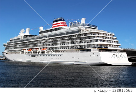 新造船　飛鳥Ⅲ　初航海に出港　横浜港大さん橋　横浜　神奈川県 128915563