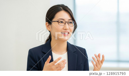 知的な対話、眼鏡をかけた日本人ビジネスウーマンのインタビュー風景 128915793