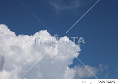 夏の青空と白い雲 128915825