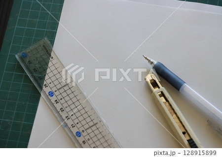 カッターナイフと定規 ペーパークラフトの工作道具 カッターナイフと定規 ペーパークラフトの工作道具 128915899