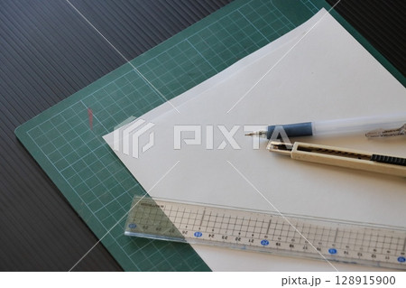 カッターナイフと定規 ペーパークラフトの工作道具 カッターナイフと定規 ペーパークラフトの工作道具 128915900