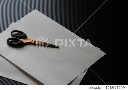 はさみと紙　 128915909