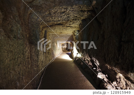 世界文化遺産　石見銀山の龍源寺間歩 128915949