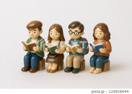 椅子に座って本を読む人々 読書のイメージ 椅子に座って本を読む人々 読書のイメージ 128916044