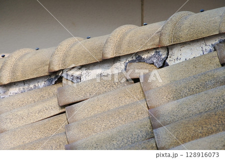 傷んだ屋根の漆喰 128916073