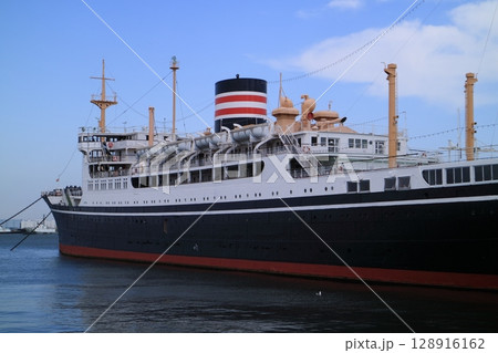 桟橋に停泊する豪華客船 128916162